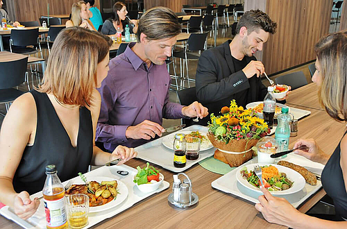 Personen essen gemeinsam an einem Tisch