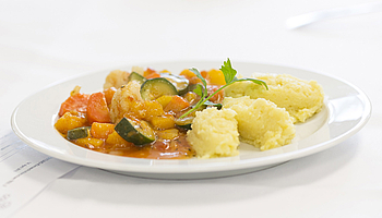 Veggie-Speise Gemüsecurry auf einem Teller