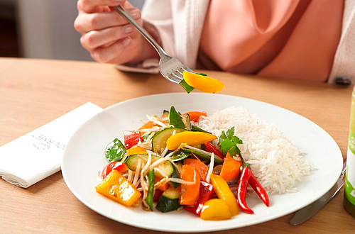Gemüse und Reis auf einem Teller angerichtet