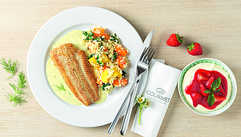 Wiener Wels in Krensauce mit Gemüsebulgur mit Fisch vom Lieferanten aus Wien.
